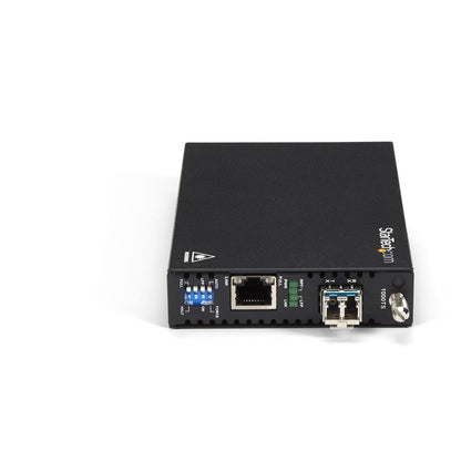 StarTech.com Gigabit Ethernet Copper-to-Fiber Media Converter - SM LC - 20 km - Ethernet Media Converter - GbE Converter ET91000SM20